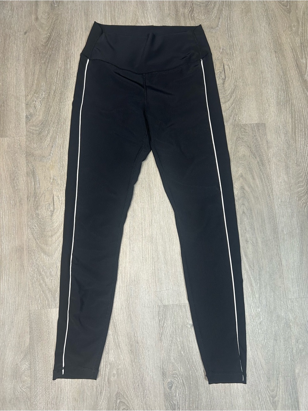 WILO The Label Women’s Size Medium Black w/ White Stripe Ribbed Leggings